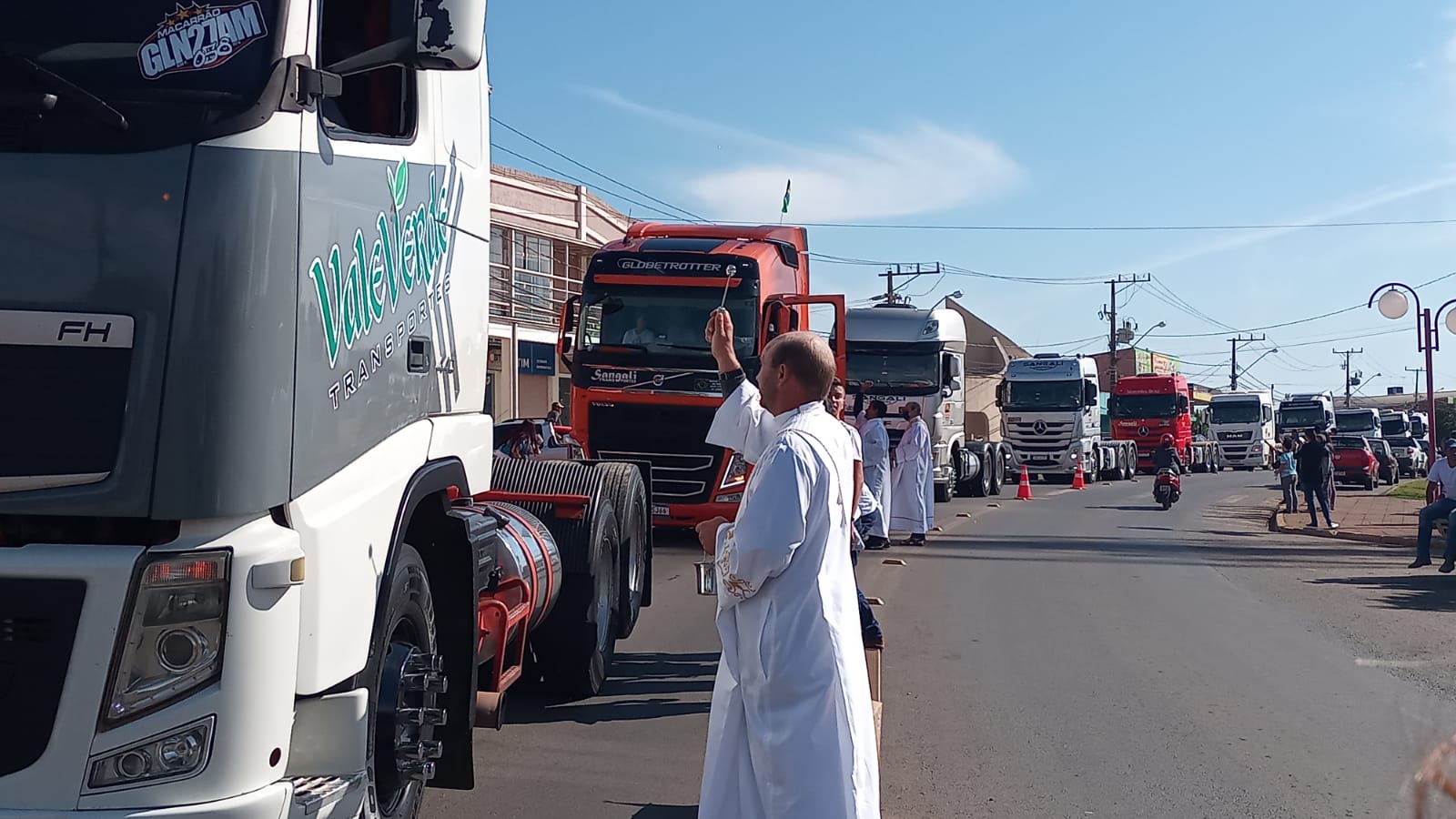 No Porto de Paranaguá, caminhoneiros recebem a bênção de São Cristóvão